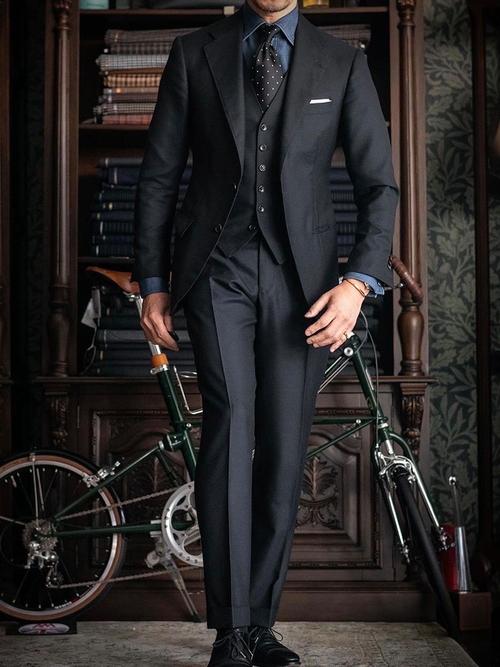 藏青色西服配黑色西裤(职场正式场合的内外搭与配饰)