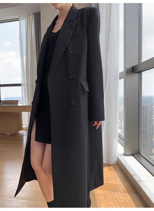 女士中长款黑色风衣的搭配(黑色中长风衣叠穿法提升气质场景切换) 女士中长款黑色风衣的搭配(黑色中长风衣叠穿法提升气质场景切换)