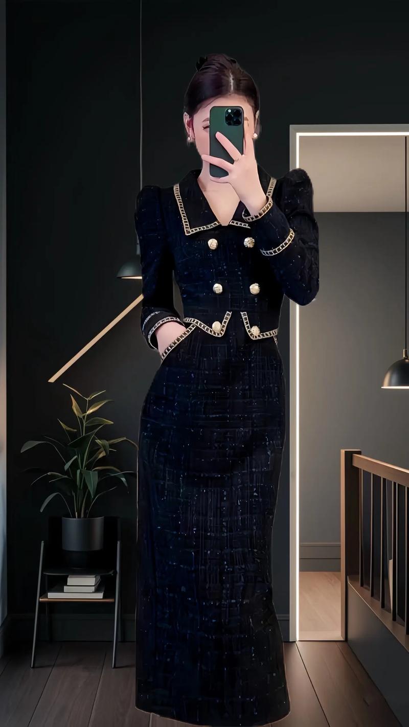 黑色包臀连衣裙搭配什么外套(黑色包臀裙配短款牛仔外套打造日常到派对的层次穿搭) 黑色包臀连衣裙搭配什么外套(黑色包臀裙配短款牛仔外套打造日常到派对的层次穿搭)