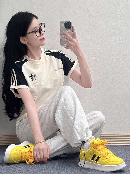 女人运动鞋搭配图片(腰线袜色鞋底细节打造日常气质) 女人运动鞋搭配图片(腰线袜色鞋底细节打造日常气质)