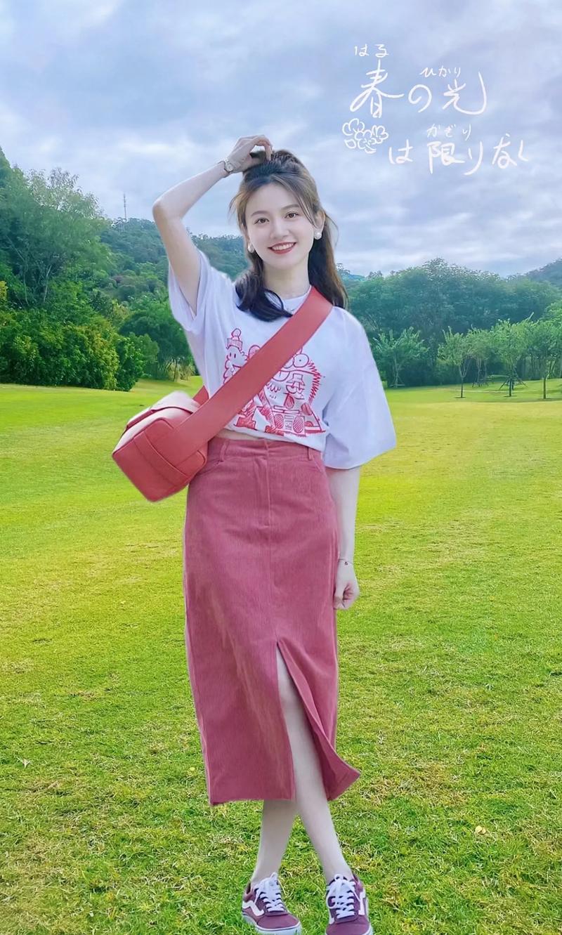 白色t恤配粉色配半身裙（粉色半身裙搭配白T，日常到职场的温柔气质穿搭）