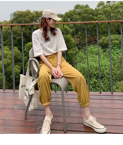 军绿色哈伦裤配什么外套(夏日军绿哈伦裤穿搭指南上衣外套色系与材质)