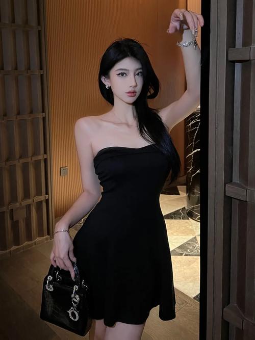 女性黑色蕾丝抹胸开叉短裙穿搭（黑色蕾丝抹胸开叉裙，勾勒曲线自信气场，日常与聚会皆宜）