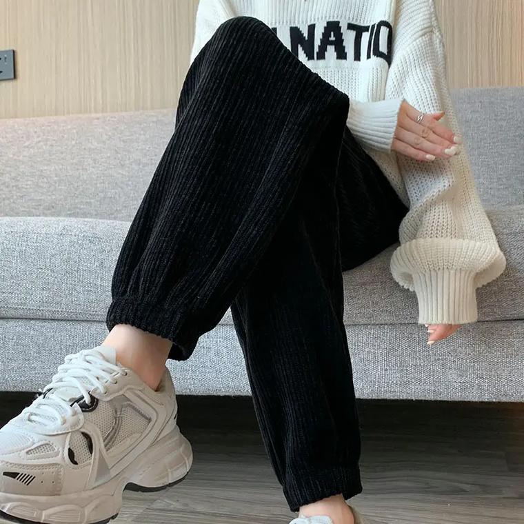 黑色运动裤配什么外套（黑色运动裤百搭穿搭指南净色上衣打底简洁外套分场合搭配）