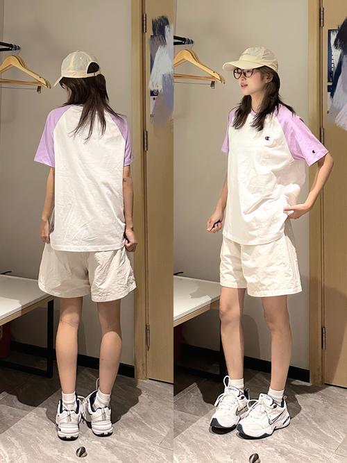 40岁女人夏天短裤搭配（基础款牛仔短裤白色单品的舒适叠穿指南）