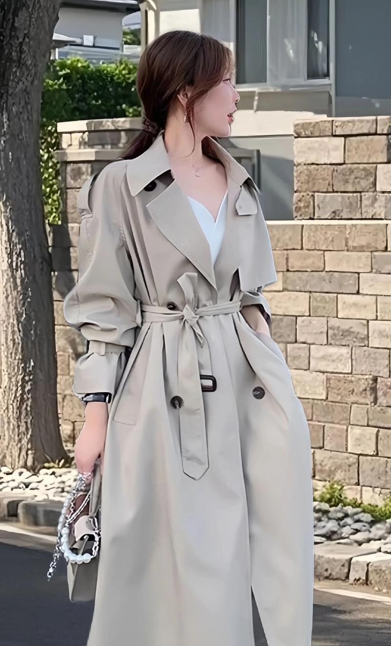 女士风衣搭配图片大全（风衣搭配指南职场到街头的百搭风格）