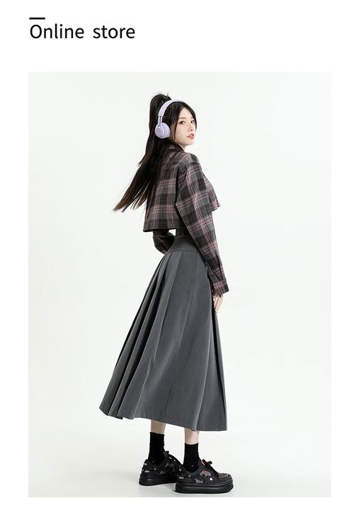 春天灰色百褶裙搭配什么裤袜（早春穿搭灰色百褶裙配过膝袜，白POLO+风衣塑造温柔自信）