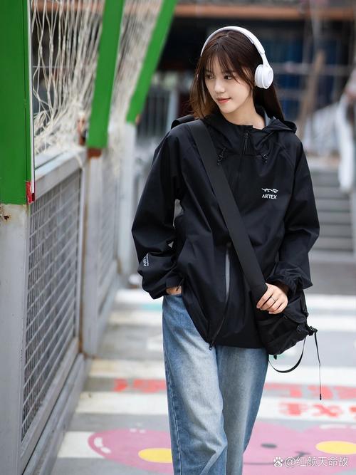 冲锋衣可以搭配牛仔裤吗(日常通勤露营都合适)