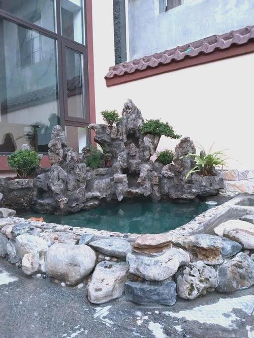 自家小院假山鱼池：打造自然与秩序的宁静水景
