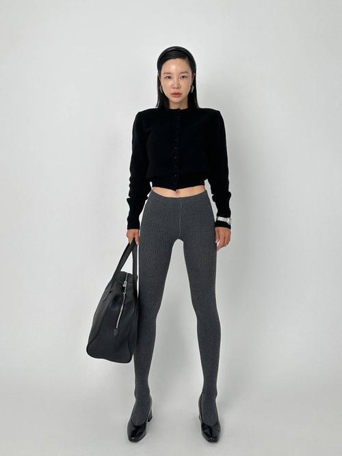 灰色裤袜搭配好看（同色分层显腿长，秋冬更气质）