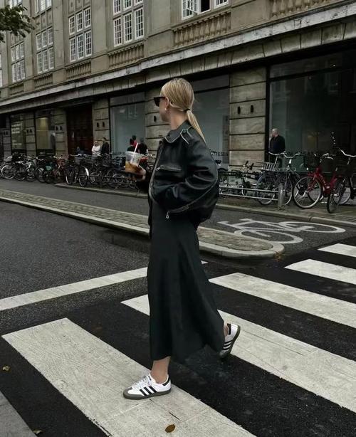 黑色运动鞋衣服搭配图（黑色运动鞋可持续穿搭法则与场景指南）