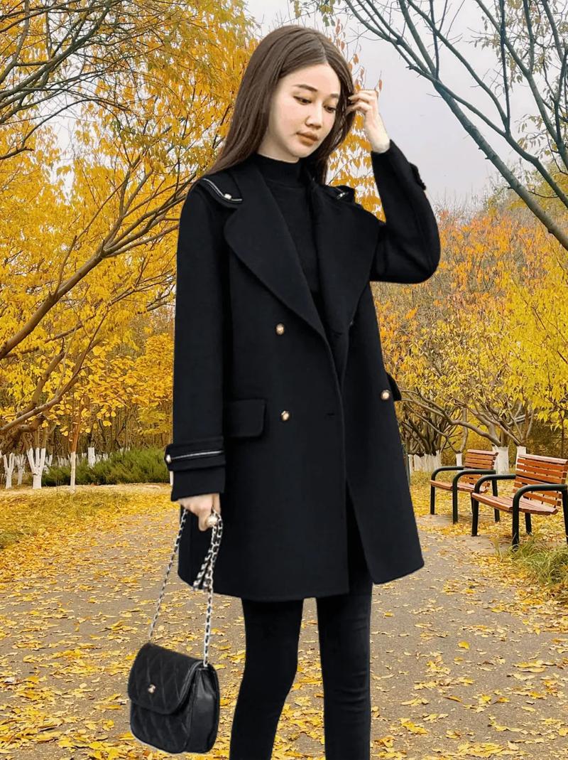 黑色中长款呢子大衣怎么搭配女(层次腰线与白T打底)