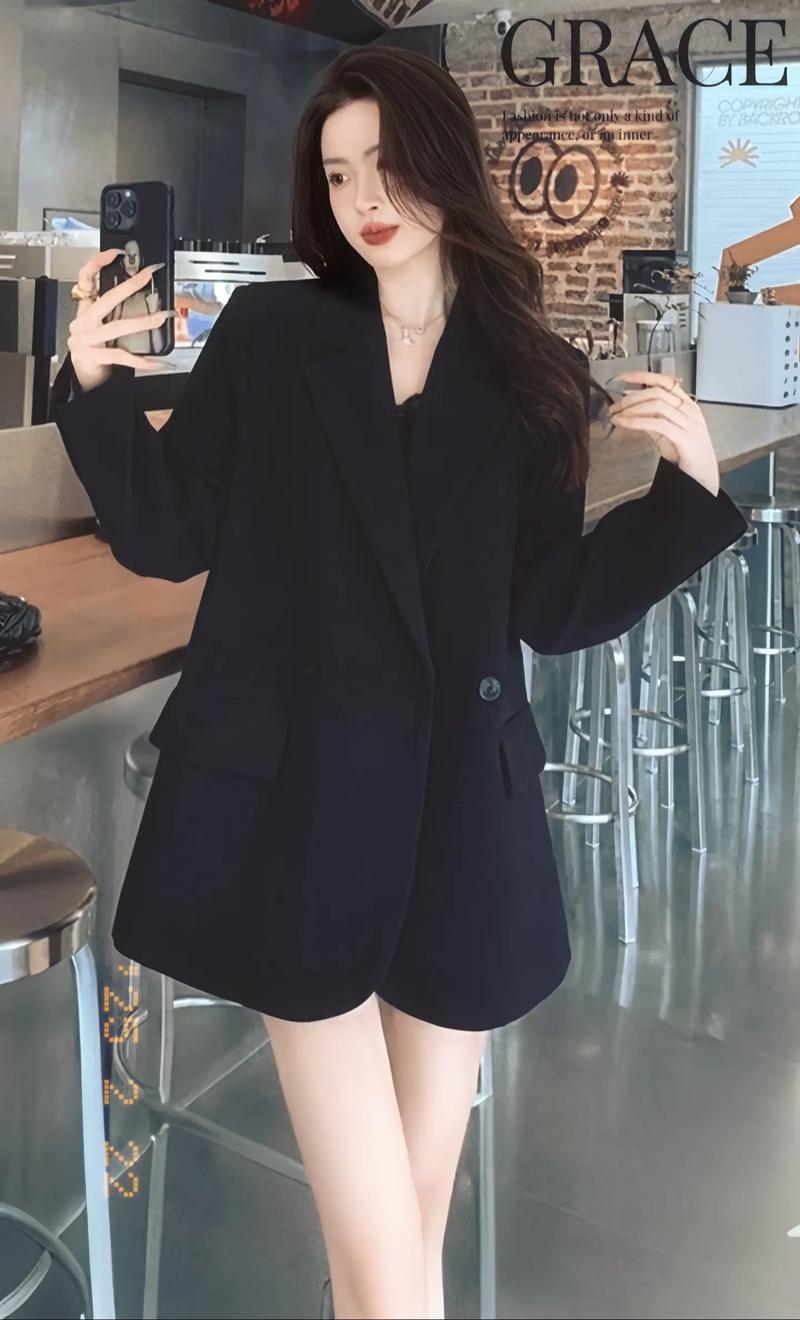 女士黑色的小西装怎么搭配图片(修身单排扣同色四大百搭技巧) 女士黑色的小西装怎么搭配图片(修身单排扣同色四大百搭技巧)