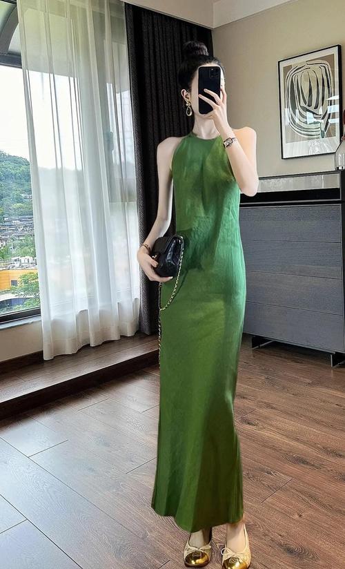 绿色裙子配什么颜色腰带（白带清新黑带稳重金银点缀）