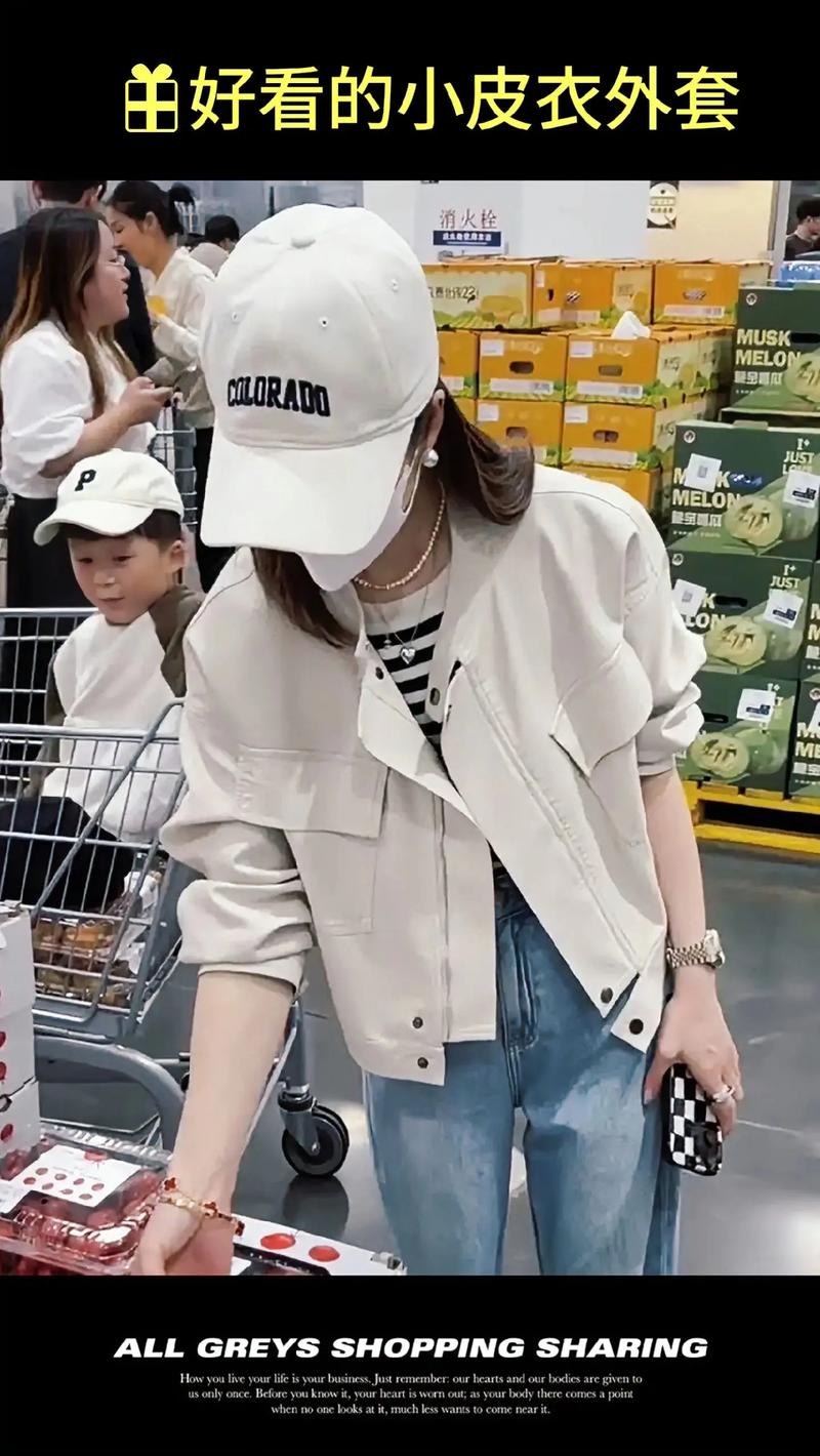 短款上衣搭配图片女(短款上衣夏季穿搭指南高腰拉长比例一衣多穿三风格)