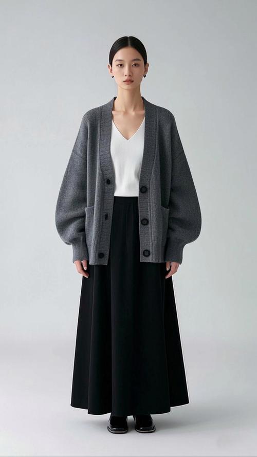 灰色长裙配什么上衣（灰色长裙搭配要点材质与场合）