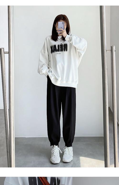 女士运动裤搭配上衣图（高腰直筒阔腿，层次感与保暖兼具）