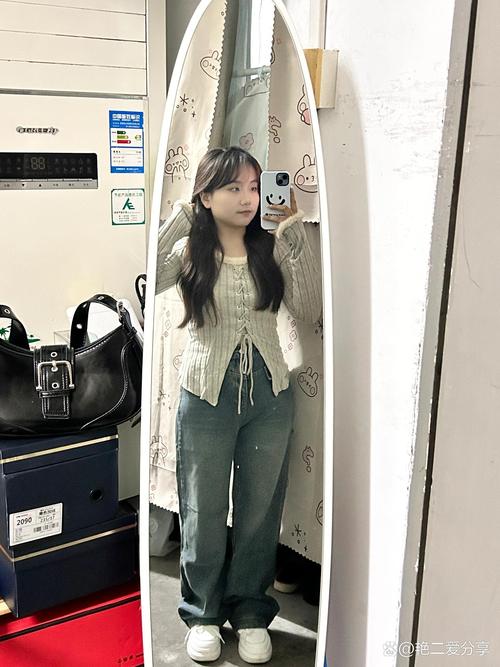 矮个子大粗腿穿搭（短上衣高腰裤拉长腰线显腿长，九分裤穿搭要点）