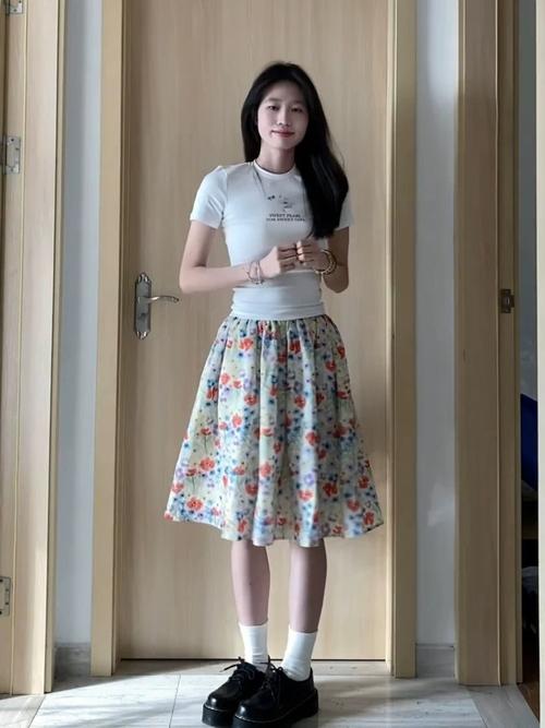 碎花半身裙搭配白色t恤（夏日碎花半身裙配白T穿搭要点颜色腰线配饰）