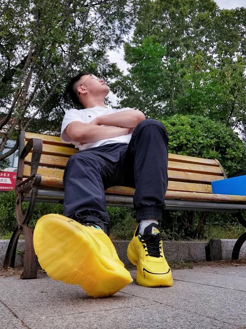 黄色运动鞋怎么配衣服图片(鞋成焦点,黑白中性搭配更有范) 黄色运动鞋怎么配衣服图片(鞋成焦点,黑白中性搭配更有范)