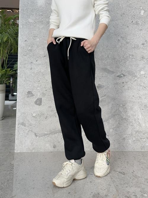 黑色运动裤搭配(黑色运动裤穿搭指南材质比颜色更重要高腰显腿长)