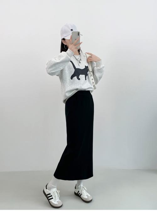 深灰色包臀裙搭配（白衬衫+深色外套，低调显气场）