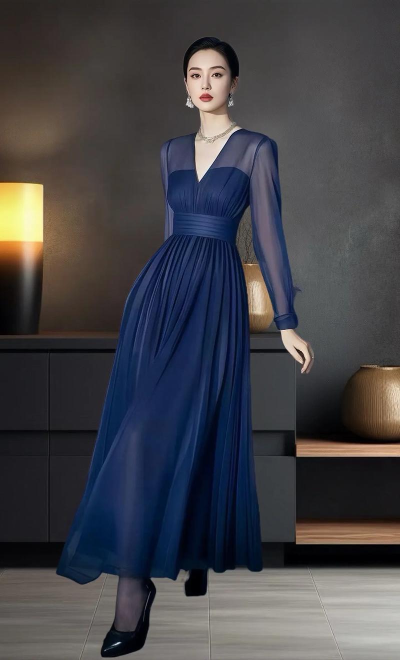 深蓝色连衣裙搭配外套(色温与场景感)