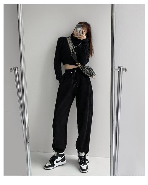 黑色运动裤配怎么上衣（上衣合身腰线呼应材质与身材比例）