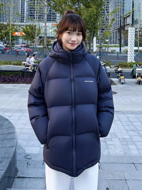 藏青色羽绒服最佳颜色搭配图(藏青色羽绒服配色技巧长款风衣式外套冬日穿搭指南)