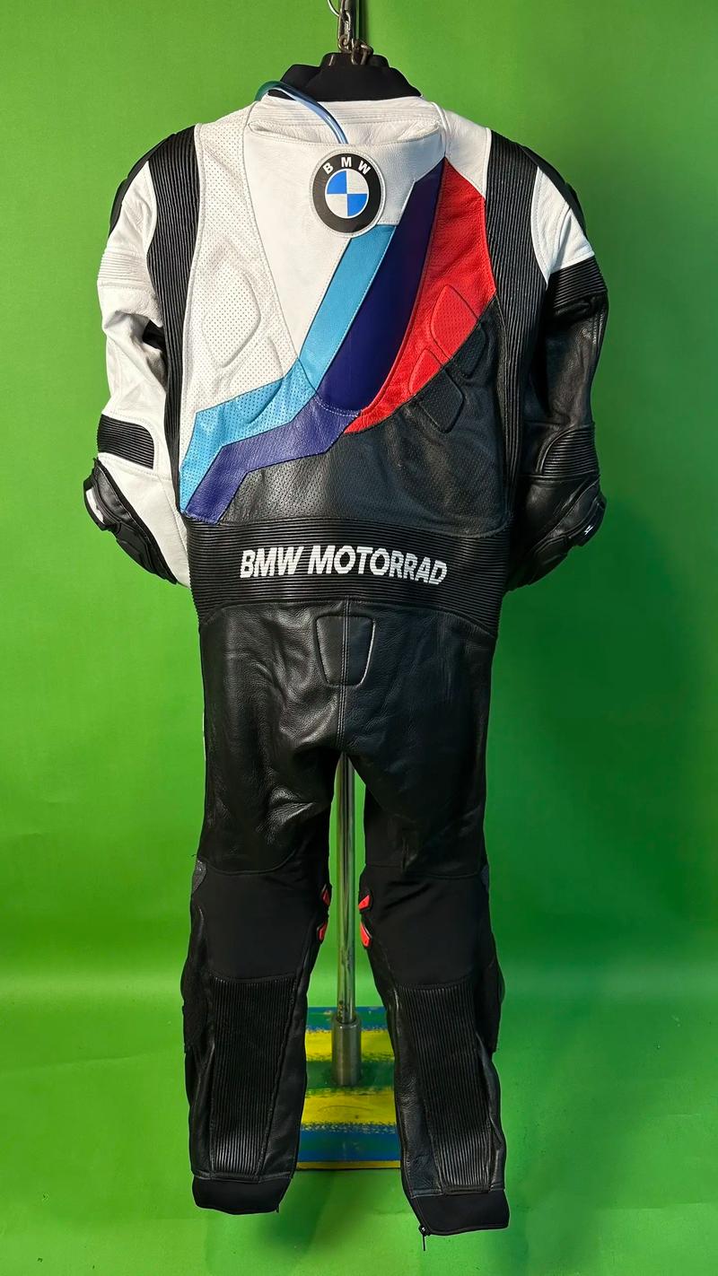 绿色机车服配什么裤子(绿机车服搭配裤装要点 深浅与材质鞋型全解) 绿色机车服配什么裤子(绿机车服搭配裤装要点 深浅与材质鞋型全解)