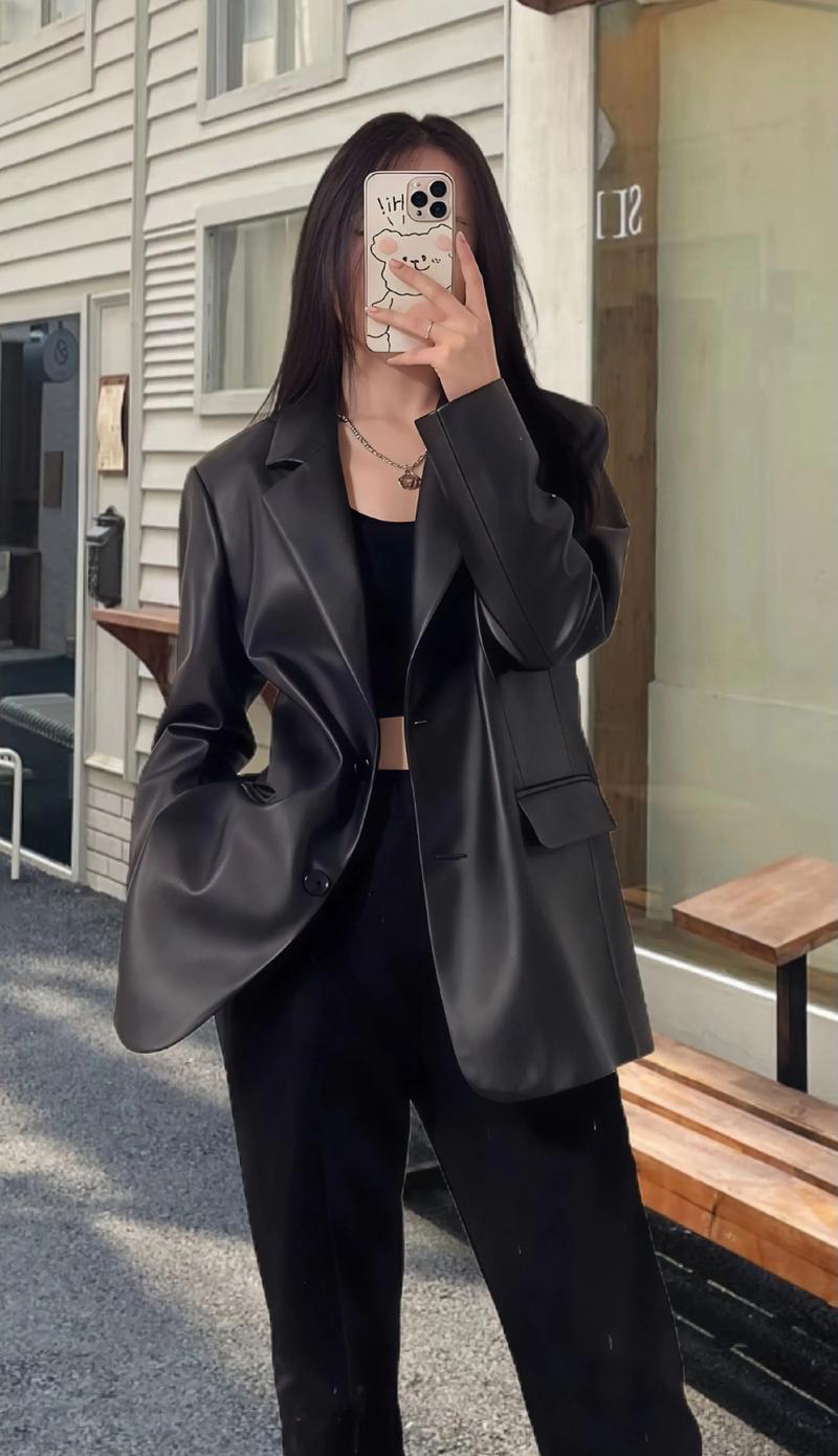 黑色西装外套女怎么搭配（内搭材质与轮廓塑造层次）