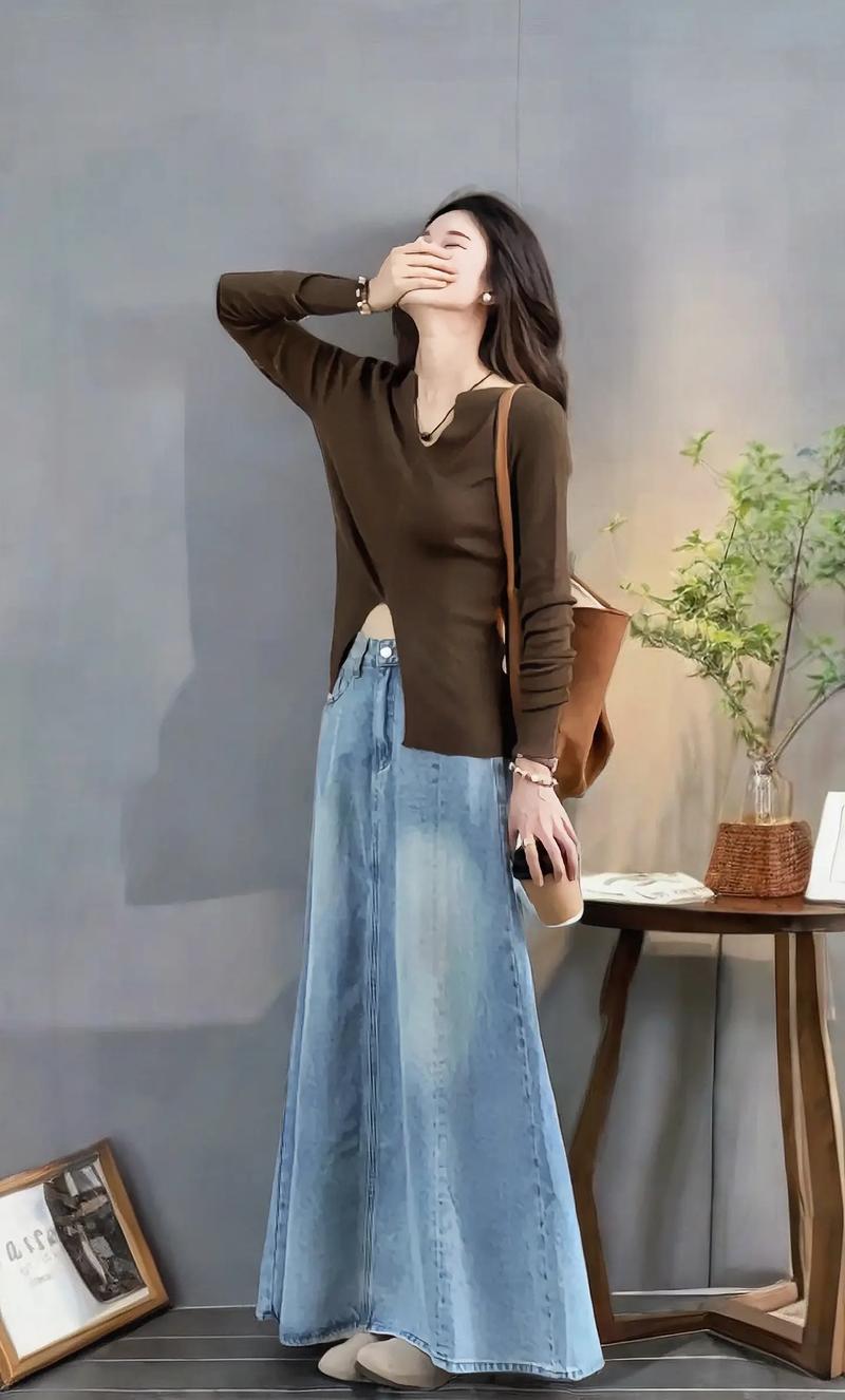 咖色半身裙配上衣图片（冬日咖色半身裙穿搭哑光材质干净腰线三色搭配）