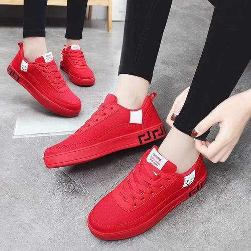 女红色运动鞋搭配衣服的图片(百搭法则与风格尝试)