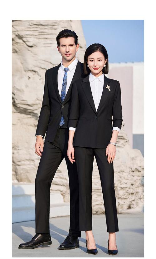 黑色衬衫搭配藏青色西服图片（黑色衬衫配藏青西服职场干练自信穿搭指南）