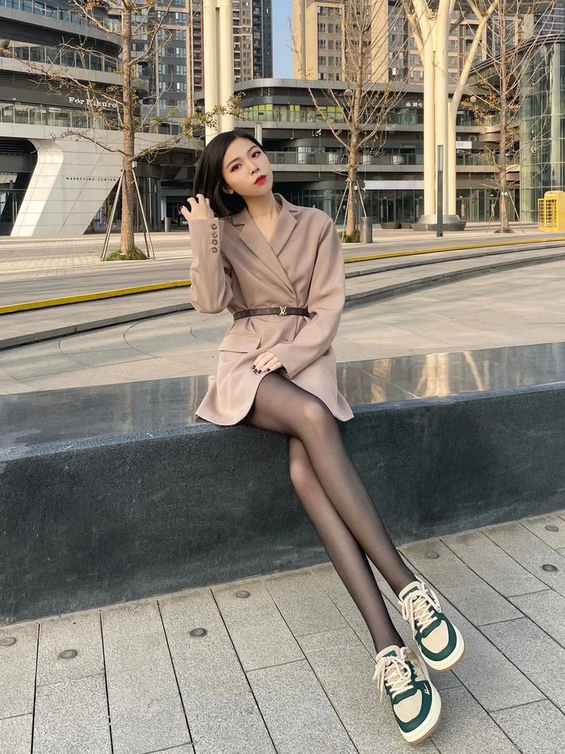 丝袜搭配运动鞋图片(日常到街头风)