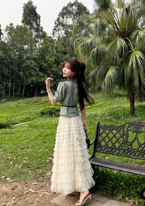 网纱裙配什么上衣最适合(冬日网纱裙穿搭要点保暖打底与裙摆垂感)