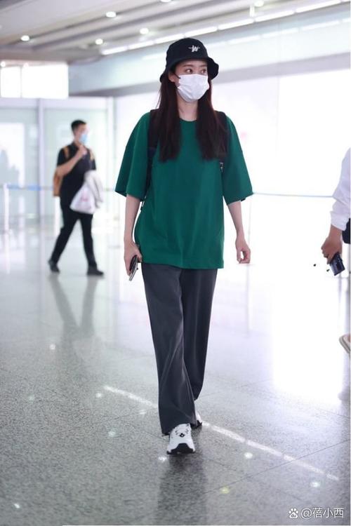 绿色上衣可以配灰色裤子吗（绿色上衣配灰裤，浅深对比显气质的穿搭要点）