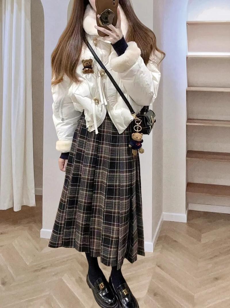 短款棉服配裙子图片(短款棉服搭高腰裙显瘦穿搭要点鞋包提气场) 短款棉服配裙子图片(短款棉服搭高腰裙显瘦穿搭要点鞋包提气场)