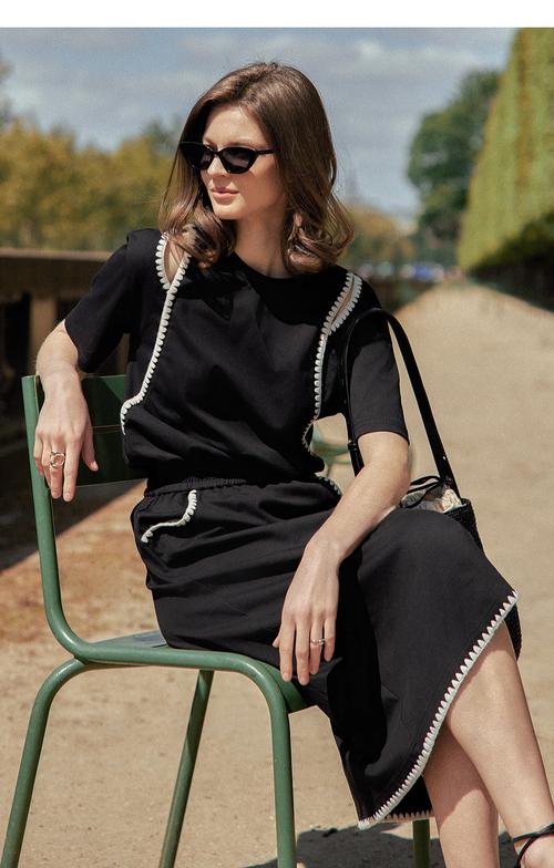 黑色t恤裙搭配图片(夏日黑T恤穿搭指南百搭质感与层次) 黑色t恤裙搭配图片(夏日黑T恤穿搭指南百搭质感与层次)