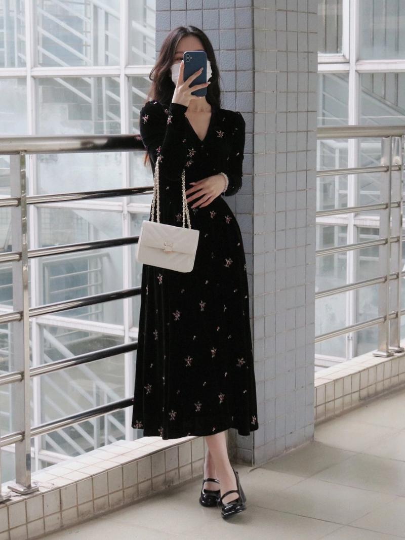 黑色连衣裙全身搭配图（黑色连衣裙秋冬搭配要点腰线显瘦）