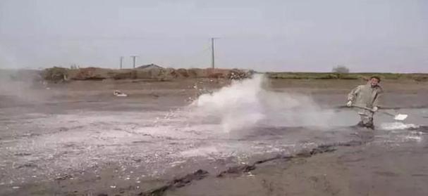 鱼塘里有鱼怎么用石灰块(分区施用控pH防浮头要点)