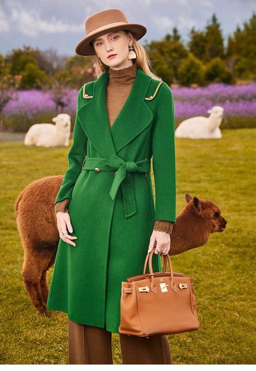 绿色外套配什么颜色裤子(黑裤干练白裤清新蓝牛仔休闲) 绿色外套配什么颜色裤子(黑裤干练白裤清新蓝牛仔休闲)