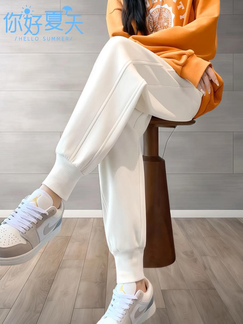 白色运动裤配什么颜色上衣(白色运动裤搭配要点黑白灰基调亮色点缀高腰直筒潮流) 白色运动裤配什么颜色上衣(白色运动裤搭配要点黑白灰基调亮色点缀高腰直筒潮流)