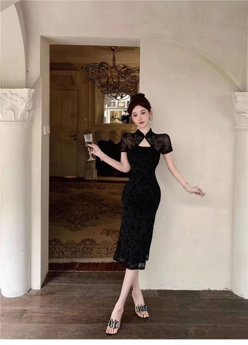 女性抹胸开襟旗袍开叉裙穿搭（旗袍现代穿法指南多场景搭配与气质平衡）