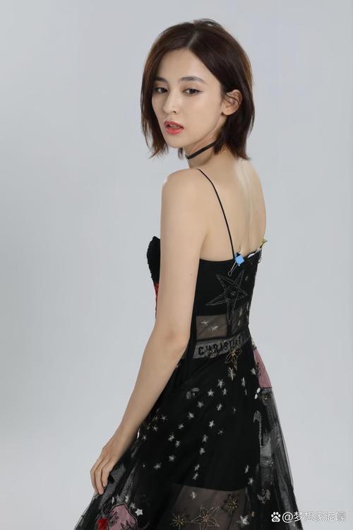 红裙子配腰带图片（冬日红裙穿搭指南材质腰线配饰三步呼应）