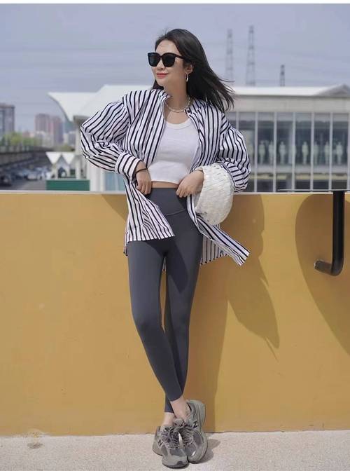 瑜伽裤外穿搭配图片(瑜伽裤穿进街头与职场高腰弹力简约搭配指南)