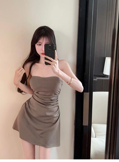 女性抹胸开襟超短裙穿搭(材质比例场景一网打尽)