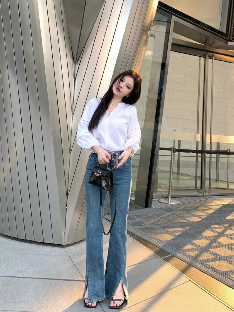 灯笼衬衫配牛仔裤合适吗（蓝色方领灯笼袖衬衫配九分牛仔日常休闲雅致穿搭）