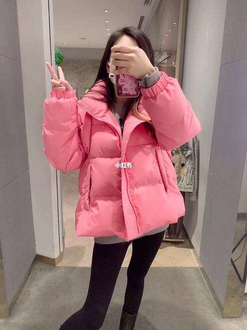 粉色短款羽绒服搭配图片(粉色短款羽绒服搭咖色阔腿裤日常穿搭要点) 粉色短款羽绒服搭配图片(粉色短款羽绒服搭咖色阔腿裤日常穿搭要点)