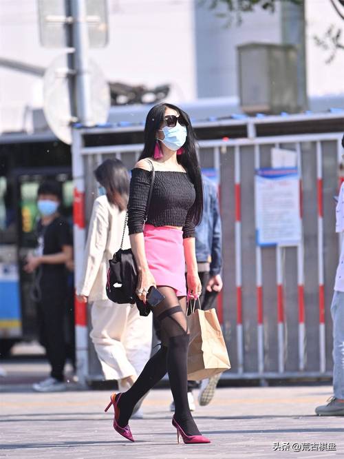 粉色短裙搭配黑色丝袜(粉色短裙搭配黑丝袜场合不同的甜美与气质提升) 粉色短裙搭配黑色丝袜(粉色短裙搭配黑丝袜场合不同的甜美与气质提升)